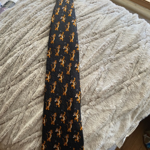 Golfing Tigger tie 100 acre collection - Picture 5 of 5